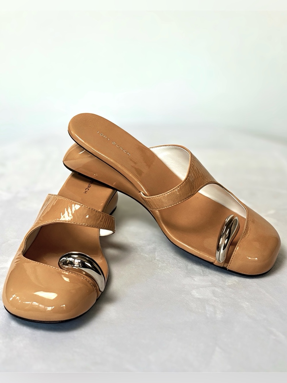 Tory Burch Pierced Mule Wedge, tan patent leather, silver, new in box, 6.5 - Picture 4 of 16
